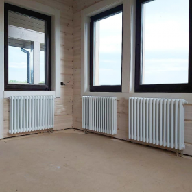 Радиатор Zehnder 3037 / 30 V002 ½“ RAL 9016 CVD1/BH нижнее подключение с кронштейнами